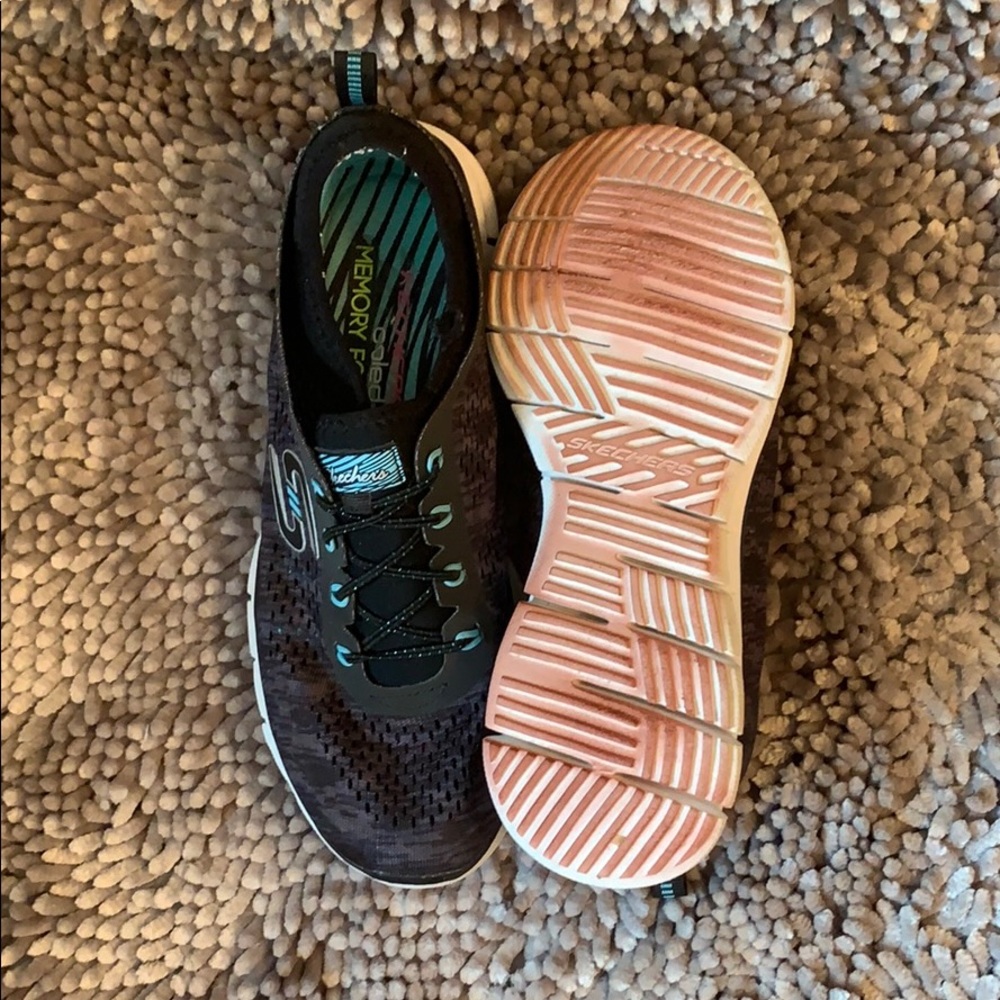 Sketchers tennis shoes